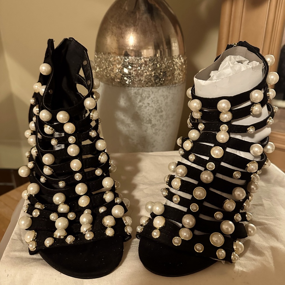 Black gladiator type sandal with faux pearl accent size 6